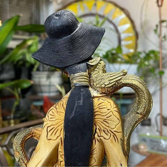 Faux ivory statue of a Geisha - Picture 10 of 15